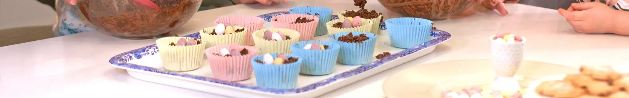 Making Easter nest cakes